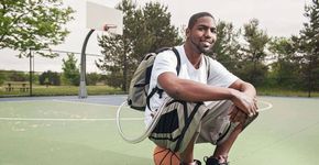 Jovem jogador de basquete viveu sem o coração dentro do corpo por mais de um ano