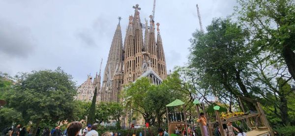 Vista da famosa Basílica da Sagrada Família
