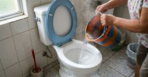 Jogar água quente no vaso sanitário: para que serve e por que é recomendado fazê-lo uma vez por semana