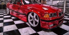Artista faz desenhos hiper-realistas de carros usando lápis de cor