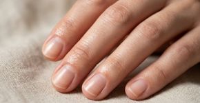 Cortar ou empurrar as cutículas com força durante a manicure parece deixar as unhas mais bem-acabadas, mas dermatologistas americanos alertam que elas funcionam como proteção e removê-las facilita a entrada de microrganismos
