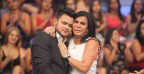 Gretchen reencontra filho que trabalha como faxineiro