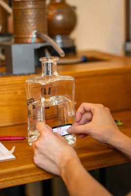 O BEG Experience dura cerca de 4 horas e transforma o visitante em uma espécie de mestre destilador por um dia. A experiência começa com um welcome drink e inclui tour pela destilaria, degustação acompanhada pelo Master Distiller e explicações sobre o processo de destilação. Depois, cada participante escolhe seus próprios botânicos e produz uma garrafa exclusiva de gin em um mini alambique de cobre