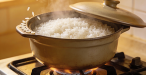 Sal no arroz: o que acontece quando ele é colocado ainda com a panela aberta