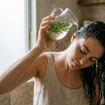 Featured mobile: Colocar alecrim em água quente e deixar esfriar: para que serve e como usar depois de lavar o cabelo