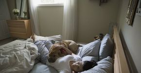 Dormir até tarde no final de semana não ajuda a recuperar sono perdido durante semana