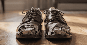 Por que colocam jornal dentro dos sapatos? Um método caseiro para eliminar umidade e acabar com o mau cheiro