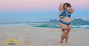 Bailarina de Anitta lacra como modelo de moda praia plus size