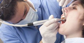 Mulher quebra dente e descobre câncer de boca