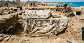 Arqueólogos limpavam areia quando apareceu a ponta de um sarcófago e, na última hora da escavação, surgiu Hércules completamente bêbado