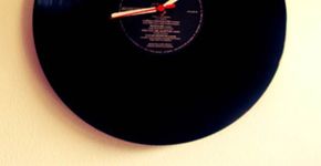 Transforme um disco de vinil velho em um relógio de parede