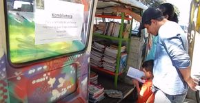 A biblioteca comunitária que funciona dentro de uma Kombi