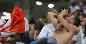 Torcedores ingleses se beijam em estádio durante jogo da Copa