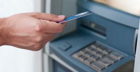 Falha no banco fez homem sacar dinheiro infinito e ficar milionário