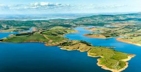 Destino turístico em Minas surpreende com lago tão grande que parece um mar