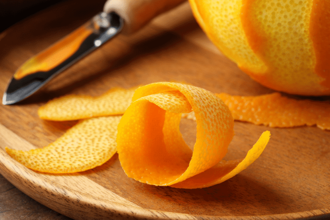 A parte colorida da casca da laranja concentra o aroma da fruta e pode ser aproveitada em diversas receitas (Imagem: New Africa | Shutterstock)