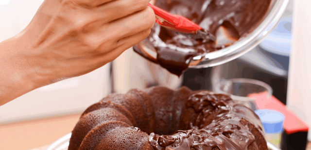 Sem ovos, leite e glúten: o bolo de chocolate vegano mais gostoso e prático de preparar