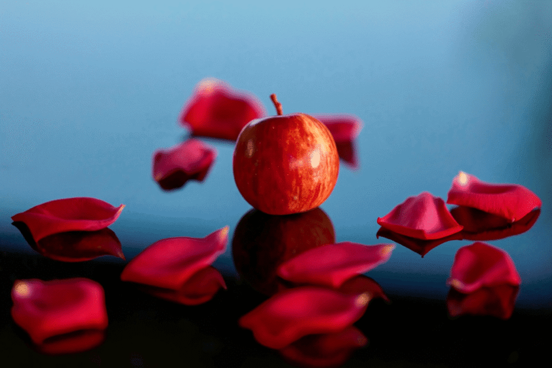 Associadas à deusa Afrodite, a maçã e as rosas vermelhas simbolizam o amor, o prazer e a valorização da beleza (Imagem: Konstantin Zverev | Shutterstock)