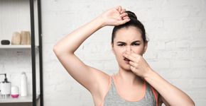 Por que que alguns alimentos exalam um cheiro do seu corpo?