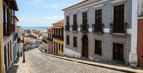 Azulejos, sobrados coloniais e uma malha de ruas desenhada ainda no século XVII: a capital nordestina fundada pelos franceses, ocupada pelos holandeses e transformada pelos portugueses em uma das cidades históricas mais singulares do Brasil