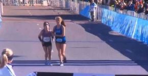 Atleta perde a consciência e recebe ajuda de adversária