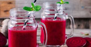 7 sucos para ajudar a desinchar o corpo