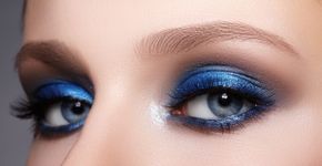 Sombra azul: tutorial da make que virou tendência em 2026