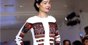 Indiana de 19 anos vítima de ataque com ácido desfila na NYFW