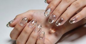 A tendência absoluta das unhas de vidro que as influenciadoras estão usando sem parar