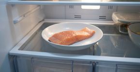 Deixar o peixe congelado descongelando sobre a bancada parece economizar tempo, mas a superfície pode atingir temperaturas favoráveis à multiplicação de bactérias: autoridades americanas recomendam fazer o descongelamento na geladeira.