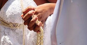 Bombando na internet: noiva vai ao casamento de ônibus e vira a sensação do momento