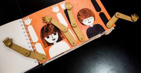 Livro multissensorial inclui crianças que não sabem ler em braile
