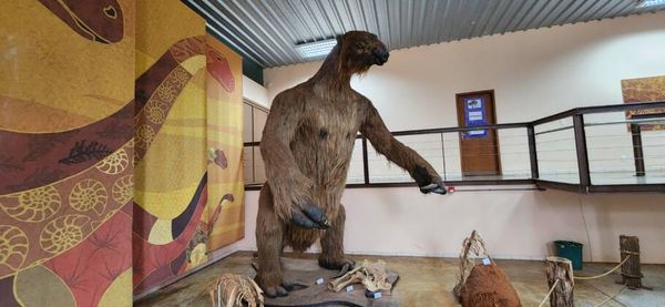 Réplica de um bicho-preguiça gigante que viveu em Uberaba
