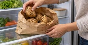 Especialistas em nutrição concordam: “Para que as batatas se mantenham frescas e sem brotos, não as guarde na despensa, mas sim na geladeira.”
