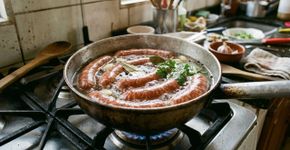 Despeja um pouco de vinagre na água do cozimento da linguiça e impeça que elas estourem