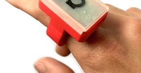 Adolescente cria anel para monitorar pacientes com Parkinson
