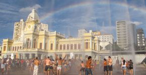 Em defesa do espaço público, grupo cria praia em praça de Belo Horizonte