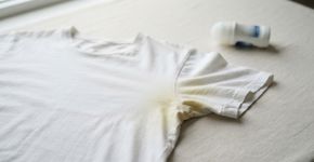 A camiseta branca pode ficar amarelada nas axilas devido ao acúmulo de suor e resíduo de antitranspirante