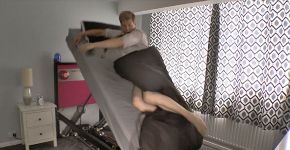 Inventor inglês cria cama especial para preguiçosos
