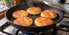 Como fazer pão de queijo na frigideira: uma receita amanteigada com ingredientes simples