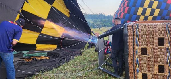 É o próprio piloto que cuida do procedimento de enchimento do balão