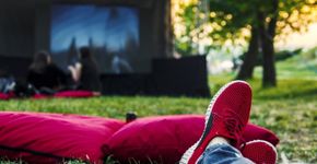 Hotel promove sessão de cinema e karaokê ao ar livre grátis