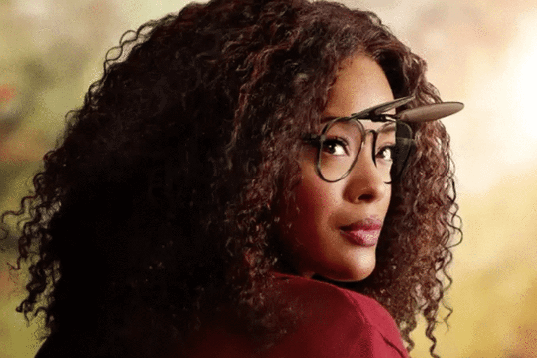 “Um Mundo Diferente” segue a história de uma jovem que tenta construir sua própria história em uma universidade longe das expectativas ligadas ao legado de seus pais (Imagem: Reprodução digital | Netflix)