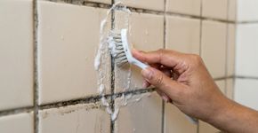 O rejunte do banheiro escureceu com o tempo? Um ingrediente simples pode ajudar na limpeza