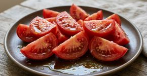 Os chefs espanhóis concordam: “Depois de temperar os tomates com sal e azeite, é aconselhável esperar entre 5 e 10 minutos antes de servi-los.”