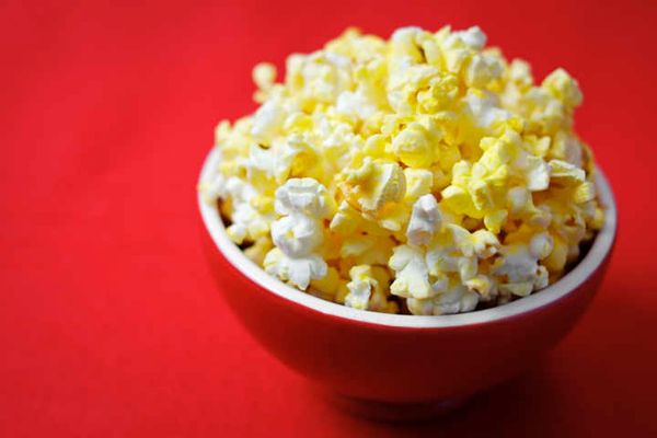 Pipoca na manteiga X Pipoca no óleo de soja:
apesar do cheirinho de manteiga, muitas pipocas são feitas com óleo de soja aromatizado.
Nesse caso a troca é positiva. 