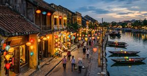 Às margens do rio Thu Bon, perto de sua chegada ao mar, casas e ruas preservam a memória de um porto que negociou com boa parte da Ásia entre os séculos XV e XIX: a cidade vietnamita moldada por influências chinesas, japonesas e europeias