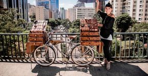 Empreendedora usa bike para montar loja itinerante