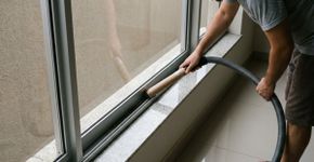 “Encoste um rolo de papel higiênico no trilho empoeirado da janela” nunca imaginei que isso fosse tão útil
