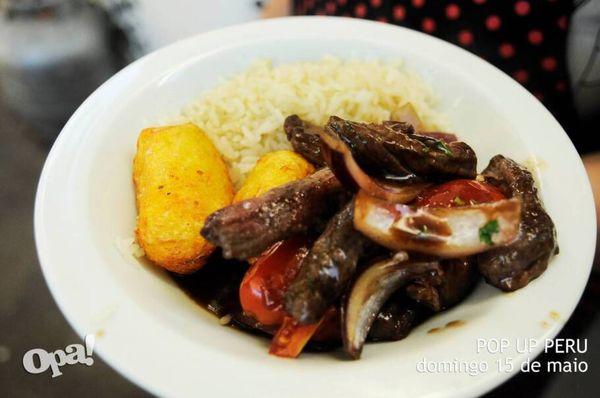 Lomo saltado:  contra-filé  defumado, molho chines-peruano, guarnição de batata dourada e arroz